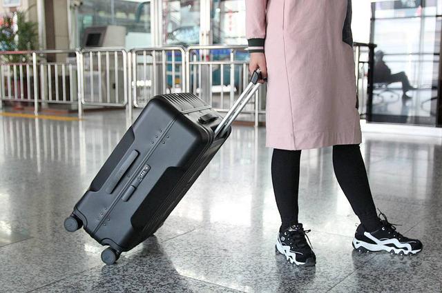 行李箱广告“将女友装箱可停止争吵”引争议品牌方回应(图1)